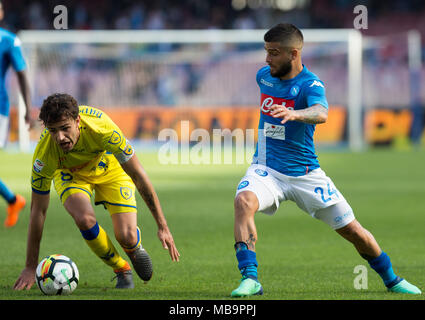 Napoli, Kampanien, Italien. 8 Apr, 2018. Lorenzo Insigne (R) der SSC Napoli konkurriert mit radovanovic von Chievo während der Serie ein Fußballspiel zwischen SSC Napoli und AC Chievo Verona in San Paolo Stadions. Credit: Ernesto Vicinanza/SOPA Images/ZUMA Draht/Alamy leben Nachrichten Stockfoto