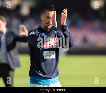 Napoli, Kampanien, Italien. 8 Apr, 2018. Hamsik Marerk des SSC Napoli grüße die Fans nach dem Spiel zwischen SSC Napoli und AC Chievo Verona in San Paolo Stadions. Credit: Ernesto Vicinanza/SOPA Images/ZUMA Draht/Alamy leben Nachrichten Stockfoto