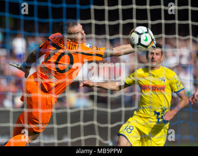 Napoli, Kampanien, Italien. 8 Apr, 2018. Arkadiusz Milik des SSC Napoli zählen ein Ziel während der Serie ein Fußballspiel zwischen SSC Napoli und AC Chievo Verona in San Paolo Stadions. Credit: Ernesto Vicinanza/SOPA Images/ZUMA Draht/Alamy leben Nachrichten Stockfoto