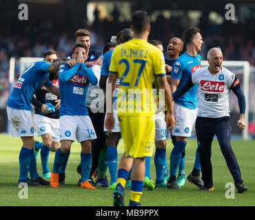 Napoli, Kampanien, Italien. 8 Apr, 2018. Das Team des SSC Napoli feiern den Sieg während der Serie ein Fußballspiel zwischen SSC Napoli und AC Chievo Verona in San Paolo Stadions. Credit: Ernesto Vicinanza/SOPA Images/ZUMA Draht/Alamy leben Nachrichten Stockfoto