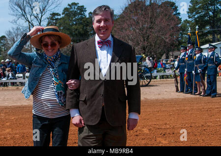 Pinehurst, North Carolina, USA. 8 Apr, 2018. April 8, 2018 - Pinehurst, N.C., USA - Dorf von Pinehurst Bürgermeister Nancy Fiorillo wird von Pastor Jim Ewing zu dem Titel für die Eröffnungsfeier am 69. jährlichen Frühling Matinee Kabelbaum Rennen durch die Pinehurst Fahren & Training Verein gefördert begleitet, an der Pinehurst Kabelbaum Track, Pinehurst, N.C. Die Pinehurst Kabelbaum Track ist eine 111 Hektar große reiterliche Anlage, hat einen Winter Training Center für standardbred Pferde seit 1915 gewesen. Rennen in diesem Jahr der 103. Jahrestag der Spur zu gedenken. Credit: Timothy L. Hale/ZUMA Draht/Alamy leben Nachrichten Stockfoto