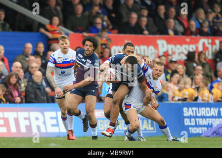 Wakefield, Großbritannien. 08.04.2018, Beaumont rechtliche Stadion, Wakefield, England; Betfred Super League Rugby, Wakefield Trinity v Leeds Rhinos; Kallum Watkins von Leeds Rhinos ist von Jacob Miller von Wakefield Trinity Credit angegangen: Aktuelles Bilder/Alamy leben Nachrichten Stockfoto