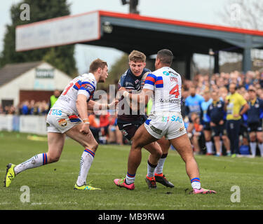 Wakefield, Großbritannien. 08.04.2018, Beaumont rechtliche Stadion, Wakefield, England; Betfred Super League Rugby, Wakefield Trinity v Leeds Rhinos; Liam Sutcliffe von Leeds Rhinos wird von Reece Lyne von Wakefield Trinity Credit angegangen: Aktuelles Bilder/Alamy leben Nachrichten Stockfoto