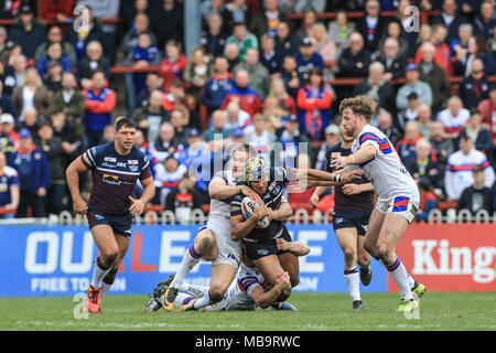 Wakefield, Großbritannien. 08.04.2018, Beaumont rechtliche Stadion, Wakefield, England; Betfred Super League Rugby, Wakefield Trinity v Leeds Rhinos; Ashton Golding von Leeds Rhinos ist von Tyler Randell von Wakefield Trinity Credit angegangen: Aktuelles Bilder/Alamy leben Nachrichten Stockfoto