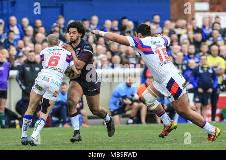 Wakefield, Großbritannien. 08.04.2018, Beaumont rechtliche Stadion, Wakefield, England; Betfred Super League Rugby, Wakefield Trinity v Leeds Rhinos; Josh Walters von Leeds Rhinos ist von Jacob Miller von Wakefield Trinity Credit angegangen: Aktuelles Bilder/Alamy leben Nachrichten Stockfoto