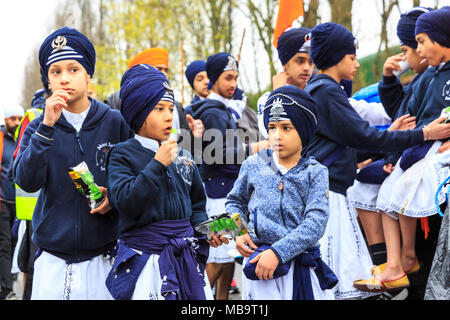 Southall, London, 8. April 2018. Sikhs in London feiern Vaisakhi, die Geburt des Khalsa und das Erntedankfest mit dem jährlichen Southall Vaisakhi Prozession (nagar Kirtan) von der Havelock Road Gurdwara in die Park Avenue Gurdwara. Vaisakhi Tag selbst wird am 14. April. Credit: Imageplotter Nachrichten und Sport/Alamy leben Nachrichten Stockfoto