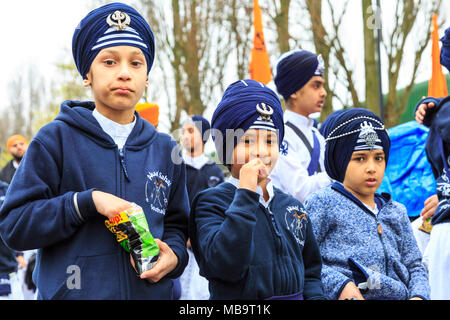 Southall, London, 8. April 2018. Sikhs in London feiern Vaisakhi, die Geburt des Khalsa und das Erntedankfest mit dem jährlichen Southall Vaisakhi Prozession (nagar Kirtan) von der Havelock Road Gurdwara in die Park Avenue Gurdwara. Vaisakhi Tag selbst wird am 14. April. Credit: Imageplotter Nachrichten und Sport/Alamy leben Nachrichten Stockfoto