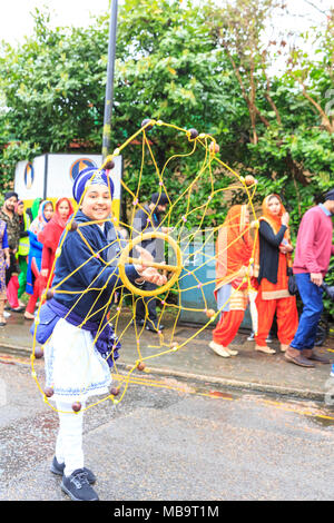 Southall, London, 8. April 2018. Sikhs in London feiern Vaisakhi, die Geburt des Khalsa und das Erntedankfest mit dem jährlichen Southall Vaisakhi Prozession (nagar Kirtan) von der Havelock Road Gurdwara in die Park Avenue Gurdwara. Vaisakhi Tag selbst wird am 14. April. Credit: Imageplotter Nachrichten und Sport/Alamy leben Nachrichten Stockfoto