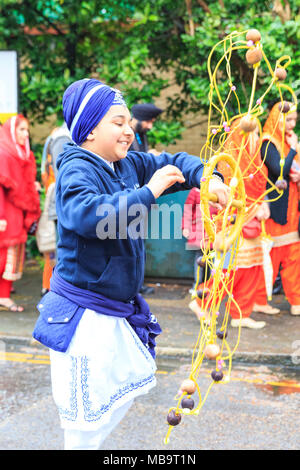 Southall, London, 8. April 2018. Sikhs in London feiern Vaisakhi, die Geburt des Khalsa und das Erntedankfest mit dem jährlichen Southall Vaisakhi Prozession (nagar Kirtan) von der Havelock Road Gurdwara in die Park Avenue Gurdwara. Vaisakhi Tag selbst wird am 14. April. Credit: Imageplotter Nachrichten und Sport/Alamy leben Nachrichten Stockfoto