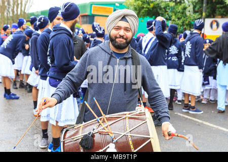 Southall, London, 8. April 2018. Sikhs in London feiern Vaisakhi, die Geburt des Khalsa und das Erntedankfest mit dem jährlichen Southall Vaisakhi Prozession (nagar Kirtan) von der Havelock Road Gurdwara in die Park Avenue Gurdwara. Vaisakhi Tag selbst wird am 14. April. Credit: Imageplotter Nachrichten und Sport/Alamy leben Nachrichten Stockfoto