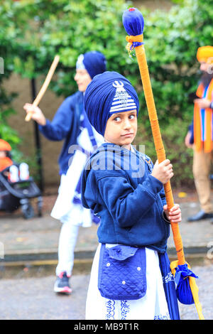 Southall, London, 8. April 2018. Sikhs in London feiern Vaisakhi, die Geburt des Khalsa und das Erntedankfest mit dem jährlichen Southall Vaisakhi Prozession (nagar Kirtan) von der Havelock Road Gurdwara in die Park Avenue Gurdwara. Vaisakhi Tag selbst wird am 14. April. Credit: Imageplotter Nachrichten und Sport/Alamy leben Nachrichten Stockfoto