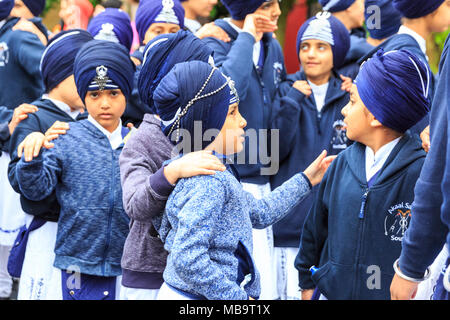 Southall, London, 8. April 2018. Sikhs in London feiern Vaisakhi, die Geburt des Khalsa und das Erntedankfest mit dem jährlichen Southall Vaisakhi Prozession (nagar Kirtan) von der Havelock Road Gurdwara in die Park Avenue Gurdwara. Vaisakhi Tag selbst wird am 14. April. Credit: Imageplotter Nachrichten und Sport/Alamy leben Nachrichten Stockfoto