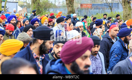 Southall, London, 8. April 2018. Sikhs in London feiern Vaisakhi, die Geburt des Khalsa und das Erntedankfest mit dem jährlichen Southall Vaisakhi Prozession (nagar Kirtan) von der Havelock Road Gurdwara in die Park Avenue Gurdwara. Vaisakhi Tag selbst wird am 14. April. Credit: Imageplotter Nachrichten und Sport/Alamy leben Nachrichten Stockfoto