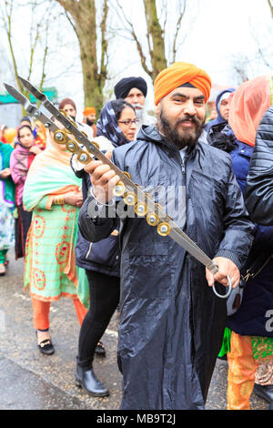 Southall, London, 8. April 2018. Sikhs in London feiern Vaisakhi, die Geburt des Khalsa und das Erntedankfest mit dem jährlichen Southall Vaisakhi Prozession (nagar Kirtan) von der Havelock Road Gurdwara in die Park Avenue Gurdwara. Vaisakhi Tag selbst wird am 14. April. Credit: Imageplotter Nachrichten und Sport/Alamy leben Nachrichten Stockfoto