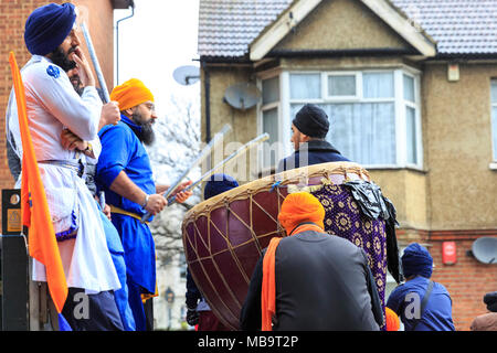 Southall, London, 8. April 2018. Einen Drummer zu Beginn der Prozession. Sikhs in London feiern Vaisakhi, die Geburt des Khalsa und das Erntedankfest mit dem jährlichen Southall Vaisakhi Prozession (nagar Kirtan) von der Havelock Road Gurdwara in die Park Avenue Gurdwara. Vaisakhi Tag selbst wird am 14. April. Credit: Imageplotter Nachrichten und Sport/Alamy leben Nachrichten Stockfoto