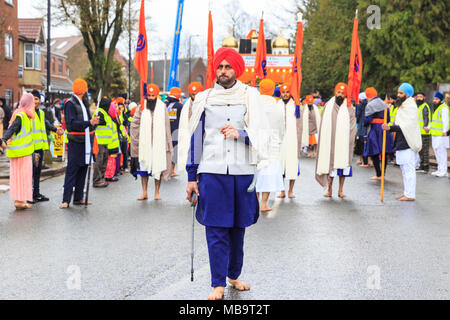 Southall, London, 8. April 2018. Sikhs in London feiern Vaisakhi, die Geburt des Khalsa und das Erntedankfest mit dem jährlichen Southall Vaisakhi Prozession (nagar Kirtan) von der Havelock Road Gurdwara in die Park Avenue Gurdwara. Vaisakhi Tag selbst wird am 14. April. Credit: Imageplotter Nachrichten und Sport/Alamy leben Nachrichten Stockfoto