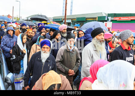 Southall, London, 8. April 2018. Sikhs in London feiern Vaisakhi, die Geburt des Khalsa und das Erntedankfest mit dem jährlichen Southall Vaisakhi Prozession (nagar Kirtan) von der Havelock Road Gurdwara in die Park Avenue Gurdwara. Vaisakhi Tag selbst wird am 14. April. Credit: Imageplotter Nachrichten und Sport/Alamy leben Nachrichten Stockfoto