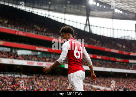 London, Großbritannien. 8 Apr, 2018. Reiss Nelson von Arsenal an schaut. Premier League match, Arsenal v Southampton im Emirates Stadium in London am Sonntag, den 8. April 2018. Dieses Bild dürfen nur für redaktionelle Zwecke verwendet werden. Nur die redaktionelle Nutzung, eine Lizenz für die gewerbliche Nutzung erforderlich. Keine Verwendung in Wetten, Spiele oder einer einzelnen Verein/Liga/player Publikationen. pic von Kieran Clarke/Andrew Orchard sport Fotografie/Alamy leben Nachrichten Stockfoto