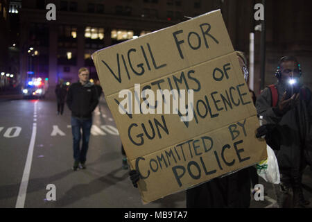 Philadelphia, USA. 8. April 2018. Demonstranten aus einer Reihe von aktivistischen Gruppen versammeln sich in der Innenstadt von Philadelphia zu einer Mahnwache und März im Zuge der Tod von stephon Clark, 8. April 2018. Clark wurde geschossen und getötet 18. März von der Polizei in Sacramento, CA nach seinem Handy für eine Waffe verwechselt wurde. Quelle: Michael Candelori/Alamy leben Nachrichten Stockfoto