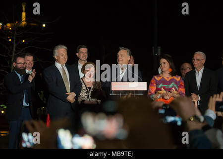 Budapest, Ungarn. 8 Apr, 2018. Ungarns Ministerpräsident Viktor Orban liefert eine Rede nach seinem Urteil Fidesz-KDNP Koalition der allgemeinen Wahlen in Budapest, Ungarn gewann, am 8. April 2018. Ungarische Ministerpräsident Viktor Orban gesichert eine dritte Amtszeit bei den Parlamentswahlen am Sonntag, dass ihm zwei Drittel des Parlaments, dankte er Ungarn für das Land erlöst." Credit: Attila Volgyi/Xinhua/Alamy leben Nachrichten Stockfoto