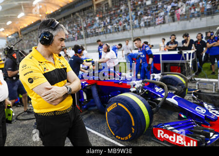 Sakhir, Bahrain. 08 Apr, 2018. CHESTER Nick (GBR), Technischer Direktor Chassis Renault Sport F1, mit einem Blick auf die Toro Rosso STR 13 Während 2018 Formel 1 FIA-Weltmeisterschaft, Bahrain Grand Prix | Verwendung der weltweiten Kredit: dpa/Alamy leben Nachrichten Stockfoto