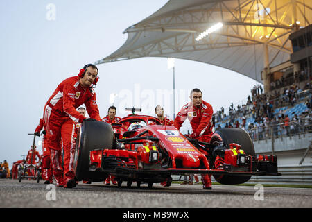 Sakhir, Bahrain. 08 Apr, 2018. Sebastian Vettel (Ger), Scuderia Ferrari SF 71 H Startaufstellung während 2018 Formel 1 FIA-Weltmeisterschaft, Bahrain Grand Prix | Verwendung der weltweiten Kredit: dpa/Alamy leben Nachrichten Stockfoto
