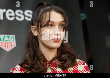 Tokio, Japan. 9. April 2018. Amerikanische Modell Bella Hadid besucht eine Eröffnungsfeier für einen neuen TAG Heuer Boutique in Ginza am 9. April 2018, Tokio, Japan. Hadid agiert als globaler Botschafter für die Schweizer Marke, deren Boutique öffnet der Öffentlichkeit am 1. April. Credit: Rodrigo Reyes Marin/LBA/Alamy leben Nachrichten Stockfoto