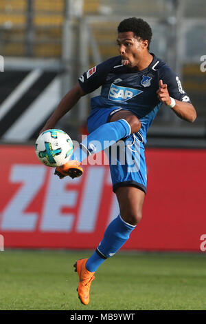 08 April 2018, Deutschland, Frankfurt/Main: Fussball, Bundesliga, Eintracht Frankfurt gegen 1899 Hoffenheim in der Commerzbank-Arena. Von 1899 Hoffenheim Kevin Akpoguma. Foto: Thomas Frey/dpa Stockfoto