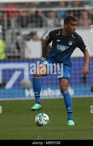 08 April 2018, Deutschland, Frankfurt/Main: Fussball, Bundesliga, Eintracht Frankfurt gegen 1899 Hoffenheim in der Commerzbank-Arena. Von 1899 Hoffenheim Kevin Akpoguma. Foto: Thomas Frey/dpa Stockfoto