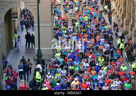 Prag, Tschechische Republik. 07 Apr, 2018. Läufer sind auf das Rennen während der Prag Halbmarathon in Prag, Tschechische Republik, am 7. April 2018 gesehen. Credit: Roman Vondrous/CTK Photo/Alamy leben Nachrichten Stockfoto