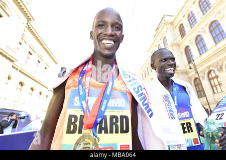 Prag, Tschechische Republik. 07 Apr, 2018. Kenianische Läufer Bernard Kimeli feiert seinen Gewinn der Prag Halbmarathon in Prag, Tschechische Republik, am 7. April 2018. Credit: Roman Vondrous/CTK Photo/Alamy leben Nachrichten Stockfoto