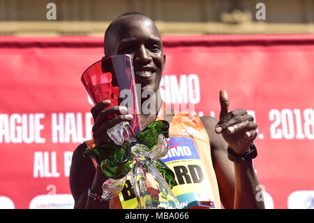 Prag, Tschechische Republik. 07 Apr, 2018. Kenianische Läufer Bernard Kimeli feiert seinen Gewinn der Prag Halbmarathon in Prag, Tschechische Republik, am 7. April 2018. Credit: Roman Vondrous/CTK Photo/Alamy leben Nachrichten Stockfoto