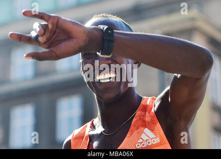 Prag, Tschechische Republik. 07 Apr, 2018. Kenianische Läufer Bernard Kimeli feiert seinen Gewinn der Prag Halbmarathon in Prag, Tschechische Republik, am 7. April 2018. Credit: Roman Vondrous/CTK Photo/Alamy leben Nachrichten Stockfoto