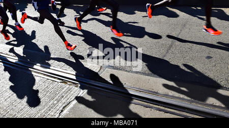 Prag, Tschechische Republik. 07 Apr, 2018. Läufer sind auf das Rennen während der Prag Halbmarathon in Prag, Tschechische Republik, am 7. April 2018 gesehen. Credit: Roman Vondrous/CTK Photo/Alamy leben Nachrichten Stockfoto