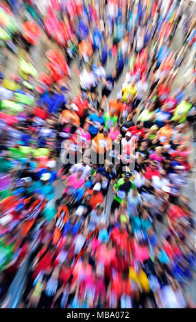 Prag, Tschechische Republik. 07 Apr, 2018. Läufer sind auf das Rennen während der Prag Halbmarathon in Prag, Tschechische Republik, am 7. April 2018 gesehen. Credit: Roman Vondrous/CTK Photo/Alamy leben Nachrichten Stockfoto