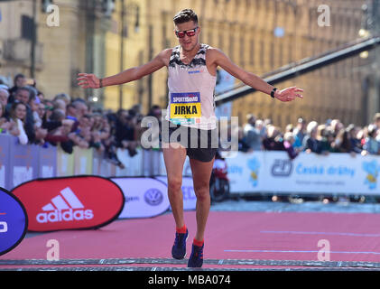 Prag, Tschechische Republik. 07 Apr, 2018. Tschechische Läufer Jiri Homolac ist während der Prag Halbmarathon in Prag, Tschechische Republik, am 7. April 2018 gesehen. Credit: Roman Vondrous/CTK Photo/Alamy leben Nachrichten Stockfoto