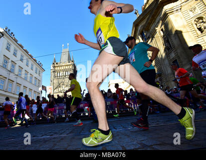 Prag, Tschechische Republik. 07 Apr, 2018. Läufer sind auf das Rennen während der Prag Halbmarathon in Prag, Tschechische Republik, am 7. April 2018 gesehen. Credit: Roman Vondrous/CTK Photo/Alamy leben Nachrichten Stockfoto