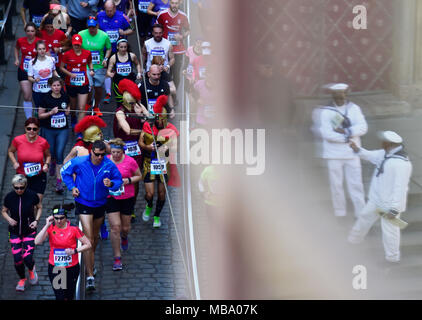 Prag, Tschechische Republik. 07 Apr, 2018. Läufer (links) sind auf das Rennen während der Prag Halbmarathon in Prag, Tschechische Republik, am 7. April 2018 gesehen. Credit: Roman Vondrous/CTK Photo/Alamy leben Nachrichten Stockfoto