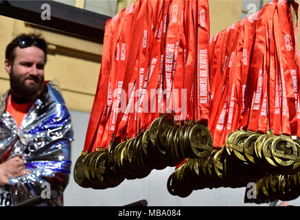 Prag, Tschechische Republik. 07 Apr, 2018. Medaillen für Läufer der Prag Halbmarathon in Prag, Tschechische Republik, am 7. April 2018. Credit: Roman Vondrous/CTK Photo/Alamy leben Nachrichten Stockfoto