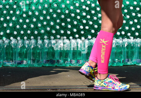 Prag, Tschechische Republik. 07 Apr, 2018. Ein Runner ist während der Prag Halbmarathon in Prag, Tschechische Republik, am 7. April 2018 gesehen. Credit: Roman Vondrous/CTK Photo/Alamy leben Nachrichten Stockfoto