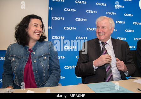 09 April 2018, Deutschland, München: der stellvertretende Parteivorsitzende der Christlich Sozialen Union (CSU) Dorothee Bär und Horst Seehofer, CSU-Chef und Innenminister, an einer Sitzung des CSU-Führungskräfte. Foto: Peter Kneffel/dpa Stockfoto