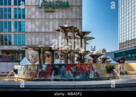 Brunnen Der Völkerfreundschaft. Brunnen der Freundschaft der Menschen. Brunnen von Walter Womacka im Jahr 1970 zur Feier des 21. Jahrestages der Gründung der DDR, Alexanderplatz, Mitte, Berlin. Die Basis des Brunnens ist mit Blumen und Tauben geschmückt, die den Frieden symbolisieren Stockfoto