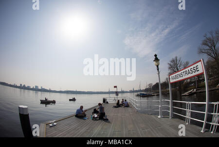 09 April 2018, Deutschland, Hamburg: Die Menschen genießen den Sonnenschein und milde Temperaturen am Jungfernstieg. Foto: Christian Charisius/dpa Stockfoto