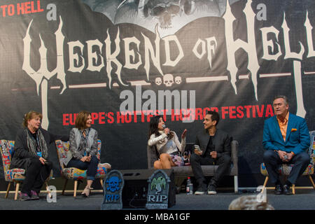 DORTMUND, Deutschland - 8 April: (L, R) Schauspieler Betsy Baker, Theresa Tilly, Dana DeLorenzo, Ray Santiago & Bruce Campbell, Evil Dead Panel am Wochenende der Hölle, zwei Tage (April 7-8 2018) Horror-themed Fan Convention. Quelle: Markus Wissmann/Alamy leben Nachrichten Stockfoto