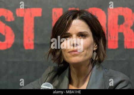 DORTMUND, Deutschland - 8 April: Schauspielerin Neve Campbell (Scream, Wild Things, Haus der Karten) am Wochenende in der Hölle, einem Zweitägigen (April 7-8 2018) Horror-themed Fan Convention. Quelle: Markus Wissmann/Alamy leben Nachrichten Stockfoto