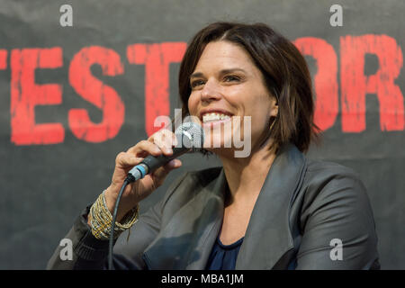 DORTMUND, Deutschland - 8 April: Schauspielerin Neve Campbell (Scream, Wild Things, Haus der Karten) am Wochenende in der Hölle, einem Zweitägigen (April 7-8 2018) Horror-themed Fan Convention. Quelle: Markus Wissmann/Alamy leben Nachrichten Stockfoto