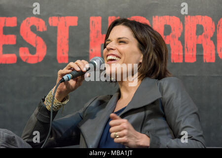 DORTMUND, Deutschland - 8 April: Schauspielerin Neve Campbell (Scream, Wild Things, Haus der Karten) am Wochenende in der Hölle, einem Zweitägigen (April 7-8 2018) Horror-themed Fan Convention. Quelle: Markus Wissmann/Alamy leben Nachrichten Stockfoto