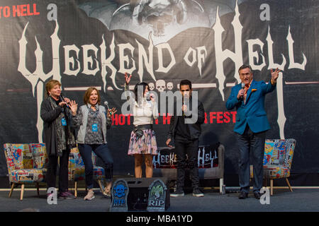 DORTMUND, Deutschland - 8 April: (L, R) Schauspieler Betsy Baker, Theresa Tilly, Dana DeLorenzo, Ray Santiago & Bruce Campbell, Evil Dead Panel am Wochenende der Hölle, zwei Tage (April 7-8 2018) Horror-themed Fan Convention. Quelle: Markus Wissmann/Alamy leben Nachrichten Stockfoto