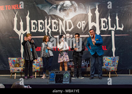 DORTMUND, Deutschland - 8 April: (L, R) Schauspieler Betsy Baker, Theresa Tilly, Dana DeLorenzo, Ray Santiago & Bruce Campbell, Evil Dead Panel am Wochenende der Hölle, zwei Tage (April 7-8 2018) Horror-themed Fan Convention. Quelle: Markus Wissmann/Alamy leben Nachrichten Stockfoto