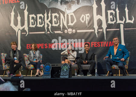 DORTMUND, Deutschland - 8 April: (L, R) Schauspieler Betsy Baker, Theresa Tilly, Dana DeLorenzo, Ray Santiago & Bruce Campbell, Evil Dead Panel am Wochenende der Hölle, zwei Tage (April 7-8 2018) Horror-themed Fan Convention. Quelle: Markus Wissmann/Alamy leben Nachrichten Stockfoto